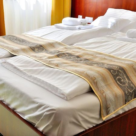 Partium Hotel Szeged Buitenkant foto