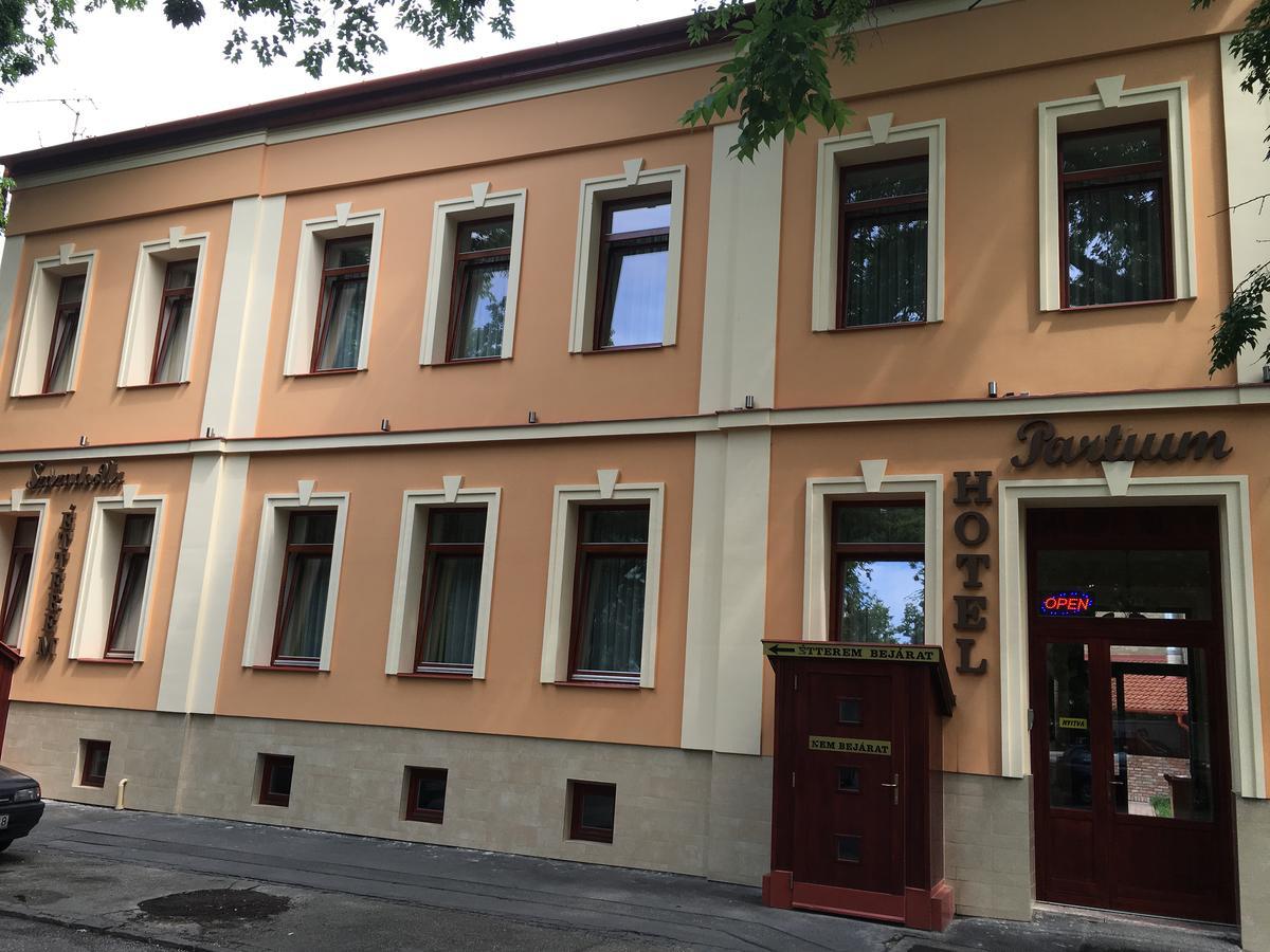 Partium Hotel Szeged Buitenkant foto